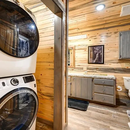 Pet-Friendly Broken Bow Cabin Near Lukfata Creek!